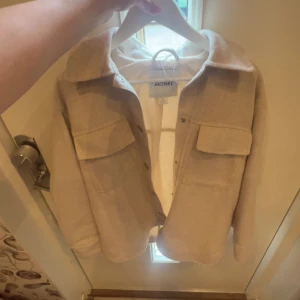 Beige overshirt från Monki XS - Säljer en beige vår/sommar jacka från Monki i storlek XS. 