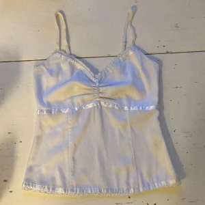 🍒Vintage babydoll linnetopp i satin🍒 - 🍒THEA TOP🍒Supersöt babydoll linnetopp i matt satin med smala reglerbara axelband. Toppen har fina spetsdetaljer och en smockad rygg för bättre passform. Dragkedja i sidan.🍒