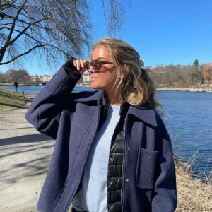 Marinblå kappa från Nakd - Säljer nu min jättesnygga marinblåa kappa från Nakd i STL 40. Använd fåtal gånger. Den är lite nopprig men inget man tänker på. Slutsåld och säljs inte längre. (Första bilden är lånad) Skriv om ni har några funderingar💕