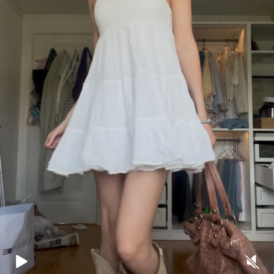 Vit kort sommarklänning med tunna axelband - 2