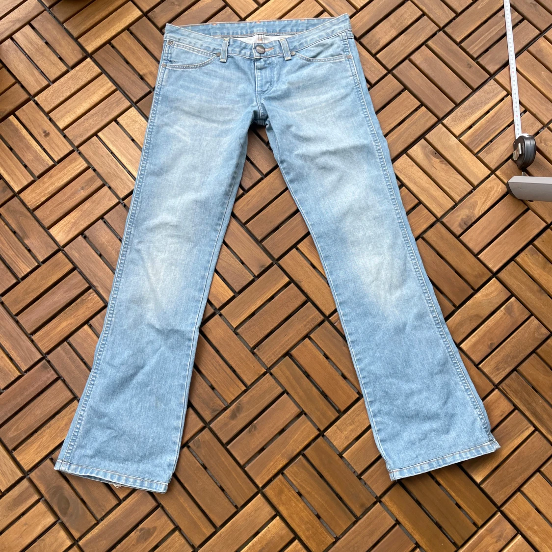 Ljusblå bootcut jeans från Wrangler