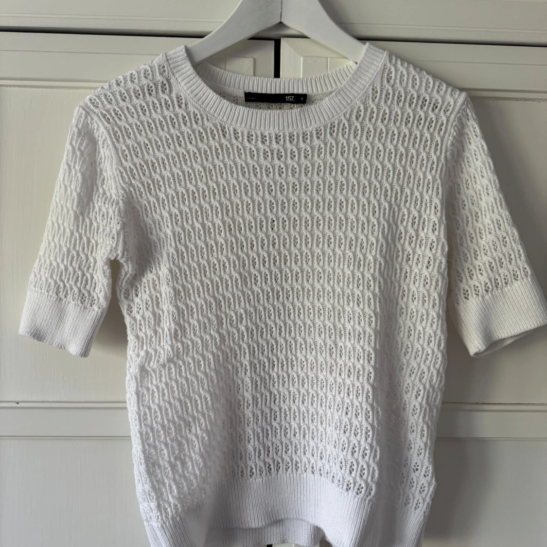 Vit stickad topp med kort ärm - 1