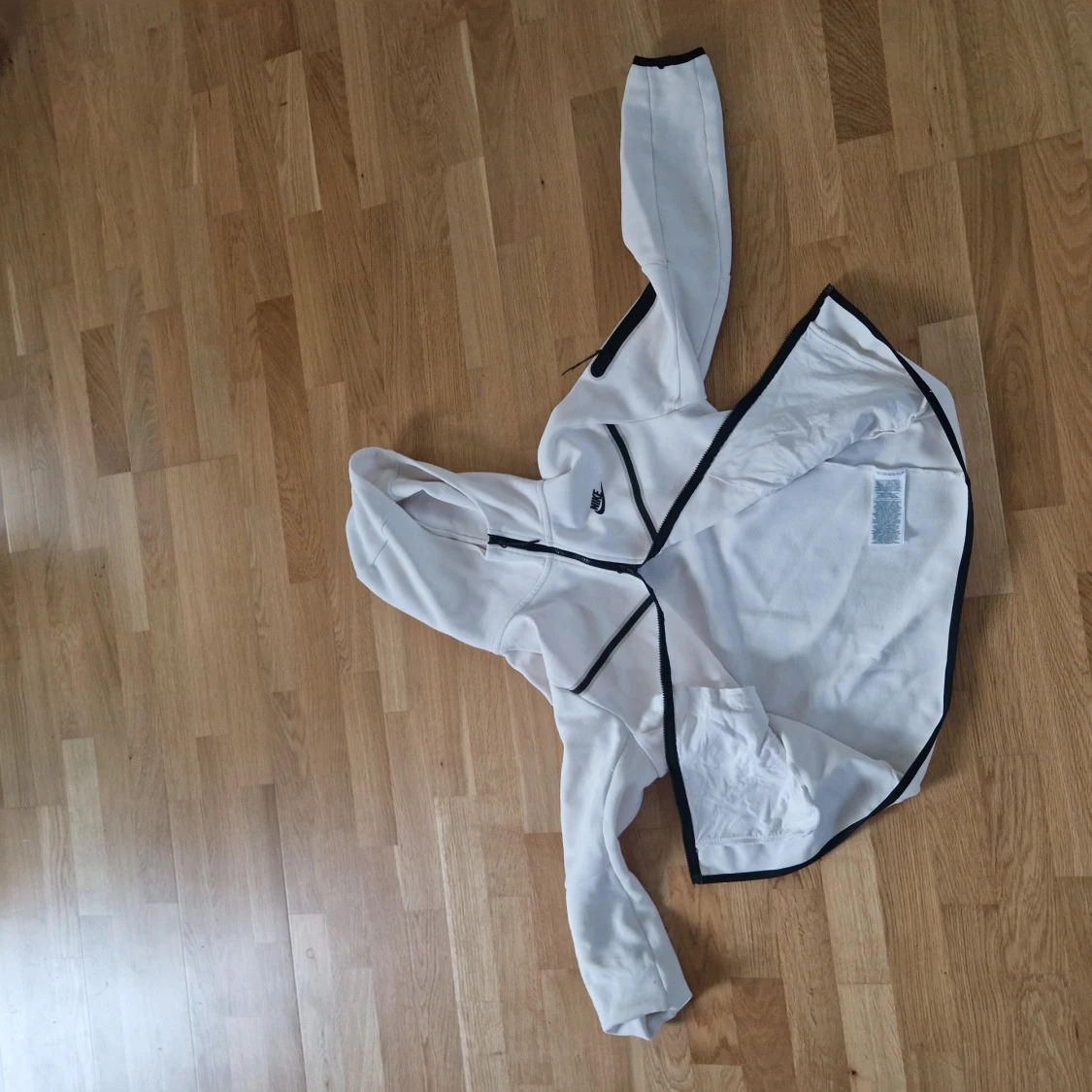 Vit Nike vindjacka med svarta detaljer - 2