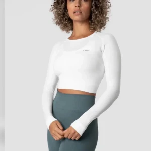 Vit croppad långärmad topp ICANIWILL - Säljer en vit croppad långärmad topp från ICANIWILL. Tight passform med rund halsringning och diskret logga på bröstet. Perfekt för träning eller när du vill ha en sportig look. Materialet är stretchigt och bekvämt, troligen polyesterblandning.