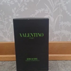Valentino Uomo Born In Roma parfym - Valentino Uomo Born In Roma Green Stravaganza är en herrparfym i en cool, svart flaska med nitar och grön text. Flaskan har en lyxig och edgy design som sticker ut på hyllan. Perfekt för dig som gillar exklusiva och trendiga dofter.