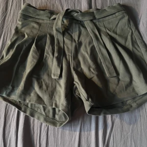 Gröna Shorts Med Knyt - Gröna sjorts från Jacqueline de Yong. Storlek: S