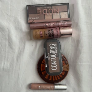Sminkpaket med paletter och mascara - Paket med Catrice Nude ögonskuggspalett i beige och bruna toner, Maybelline Sky High mascara i roséguld, Revolution Bright Light highlighter, Essence Contouring duo palette, bronzer och Extreme Shine läppglans i nude. Perfekt för en komplett look. Säljer alla för 250 och för enskild produkt kan pris diskuteras