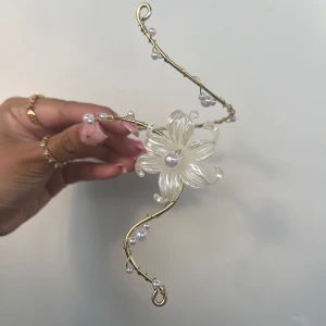 Armcuff  - 🌸Går att böja ut eller in för att få din perfekta passform 🌺Gör även customs!! Skicka in bild eller din idé så kan vi nog säkert lösa det 🥰