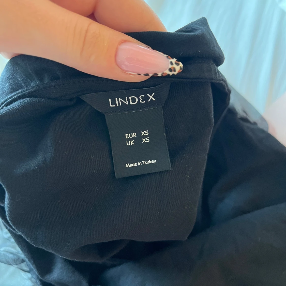 Svart blus med puffärmar från Lindex - 1