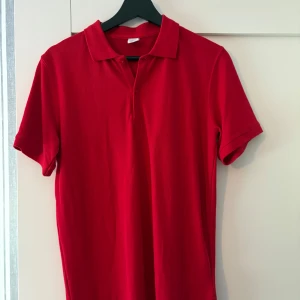 Röd pikétröja från Lindex - En stilren piké från Lindex. Fin till julen eller bara att lira golf med.