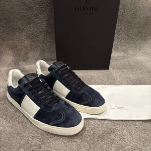 Valentino flycrew  - Hej!  Säljer nu dessa snygga och eftertraktade valentino flycrew skorna!  Storlek= 44 Skick= 9,5/10 (inprincip helt nya) Ny pris= 8000 kr Säljs för= 4499 kr Dessa skor är väldigt limiterade och svåra att få tag på då dem inte tillverkas längre!  allt OG tillkommer vid köp (box, dustbag) alla nitar finns kvar!