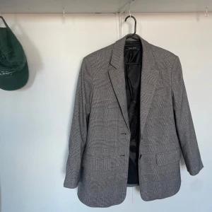 Grå blazer - Snygg och stilren blazer från zara. Storlek XS men sitter inte tajt på mig som är en S. Sparsamt använd i fint skick. 