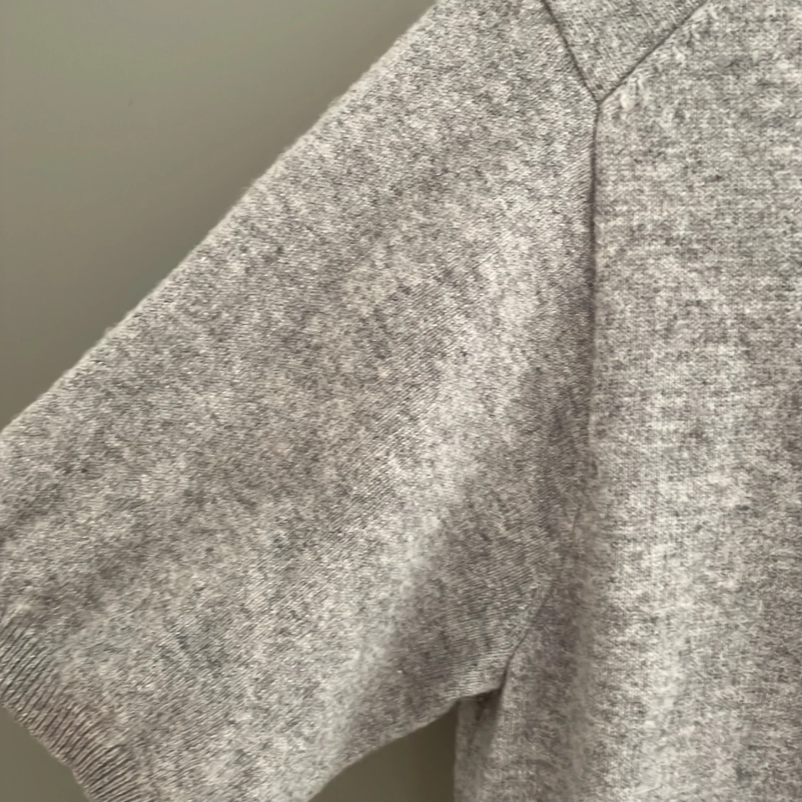 Grå kortärmadstickad tröja från Neo Noir - 3