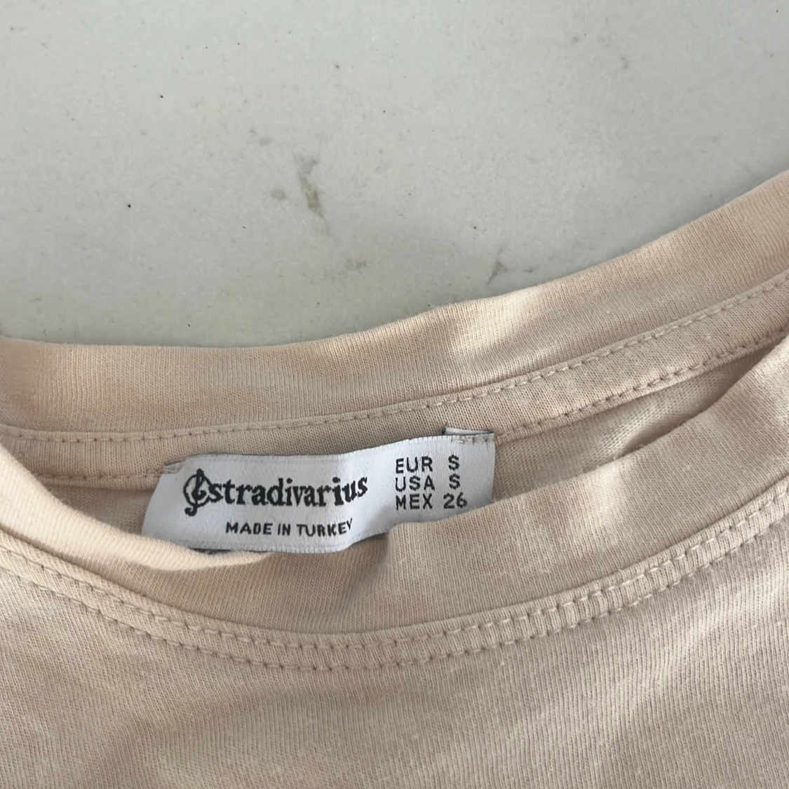 Beige t-shirt med konstmotiv från Stradivarius - 2