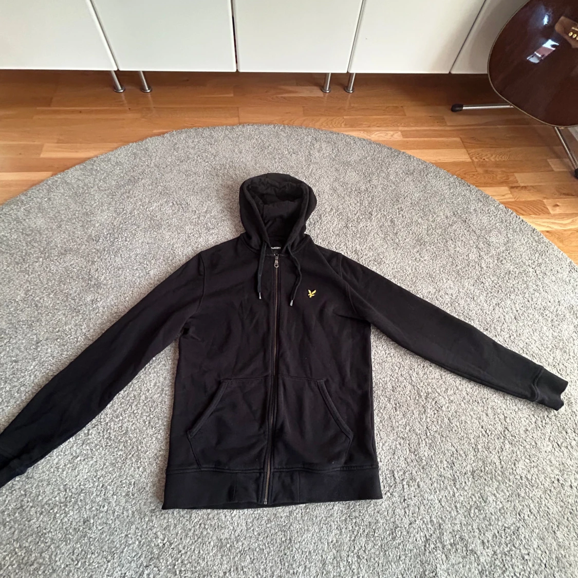 Svart hoodie från Lyle & Scott