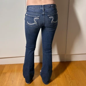 Lågmidjade bootcut jeans rockrepublic rock & republic lowwaist lowrise vintage  - Vintage Rockrepublic jeans. Superfint skick, som nya. Storlek 26. Innerbenslängd:80 midjemått:37. Köp sker via köp nu, jag postar inom 24h. Kvar tills markerad såld 