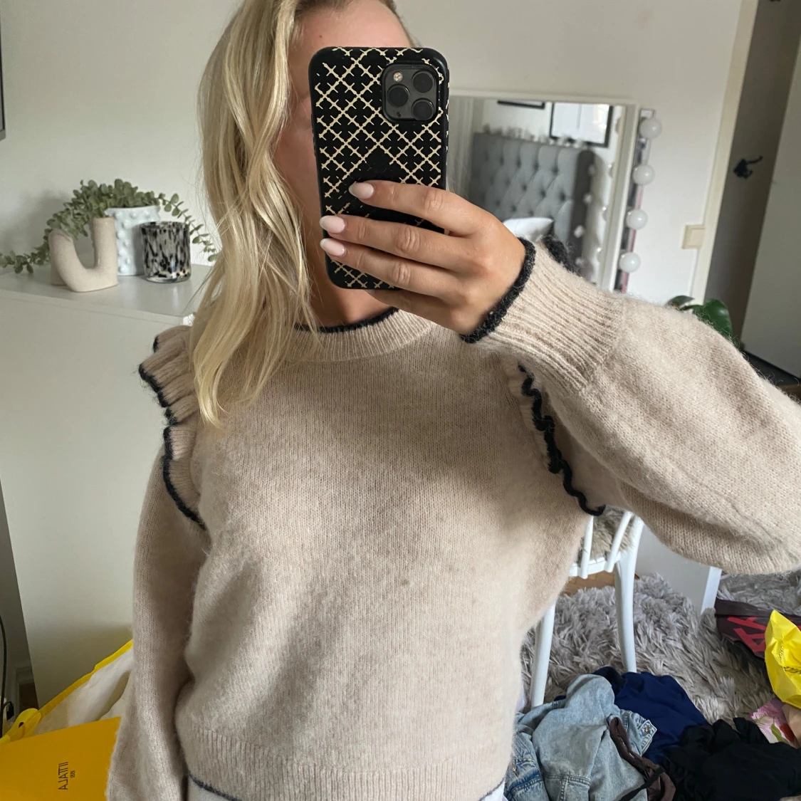 Beige stickad tröja med volang Selected Femme - 1