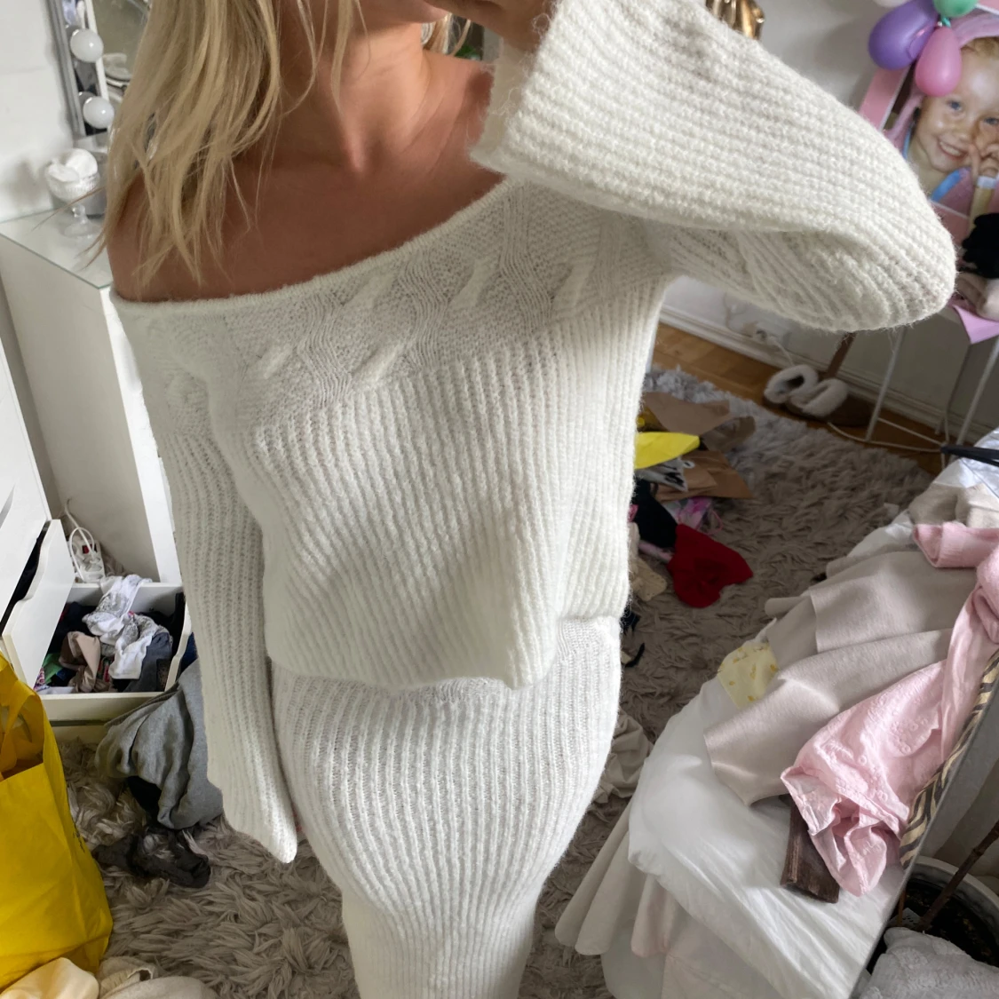 Vit stickad offshoulder klänning - 1