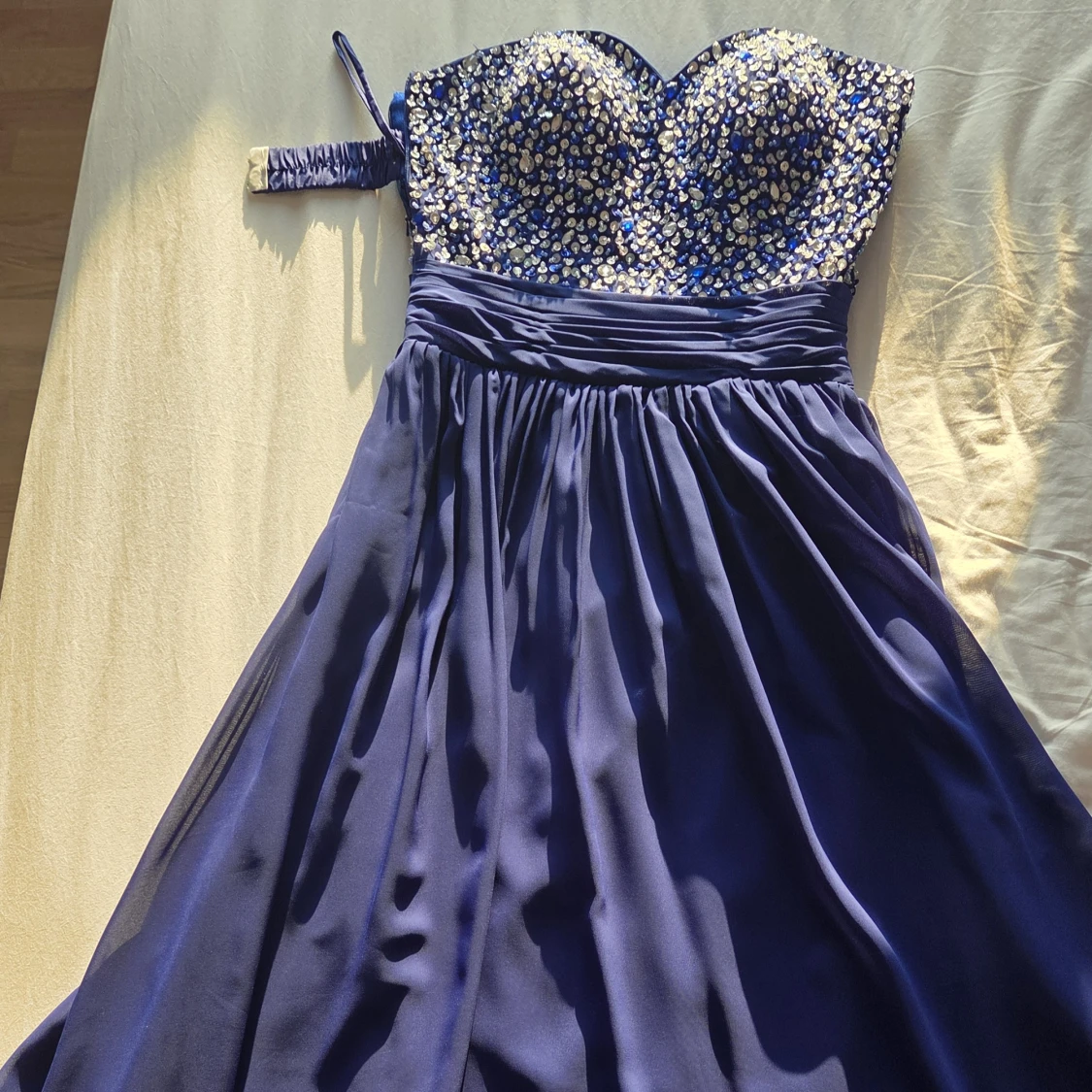 Mörkblå långklänning med paljetter