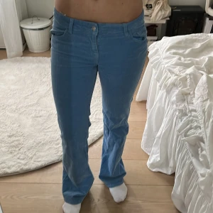 Blå manchesterbyxor från H&M Divided - Snygga ljusblå manchesterbyxor från H&M Divided i storlek 36. Byxorna har klassisk femficksmodell, raka ben och normal passform. Perfekta för dig som vill ha en chill och trendig look med retrovibbar.