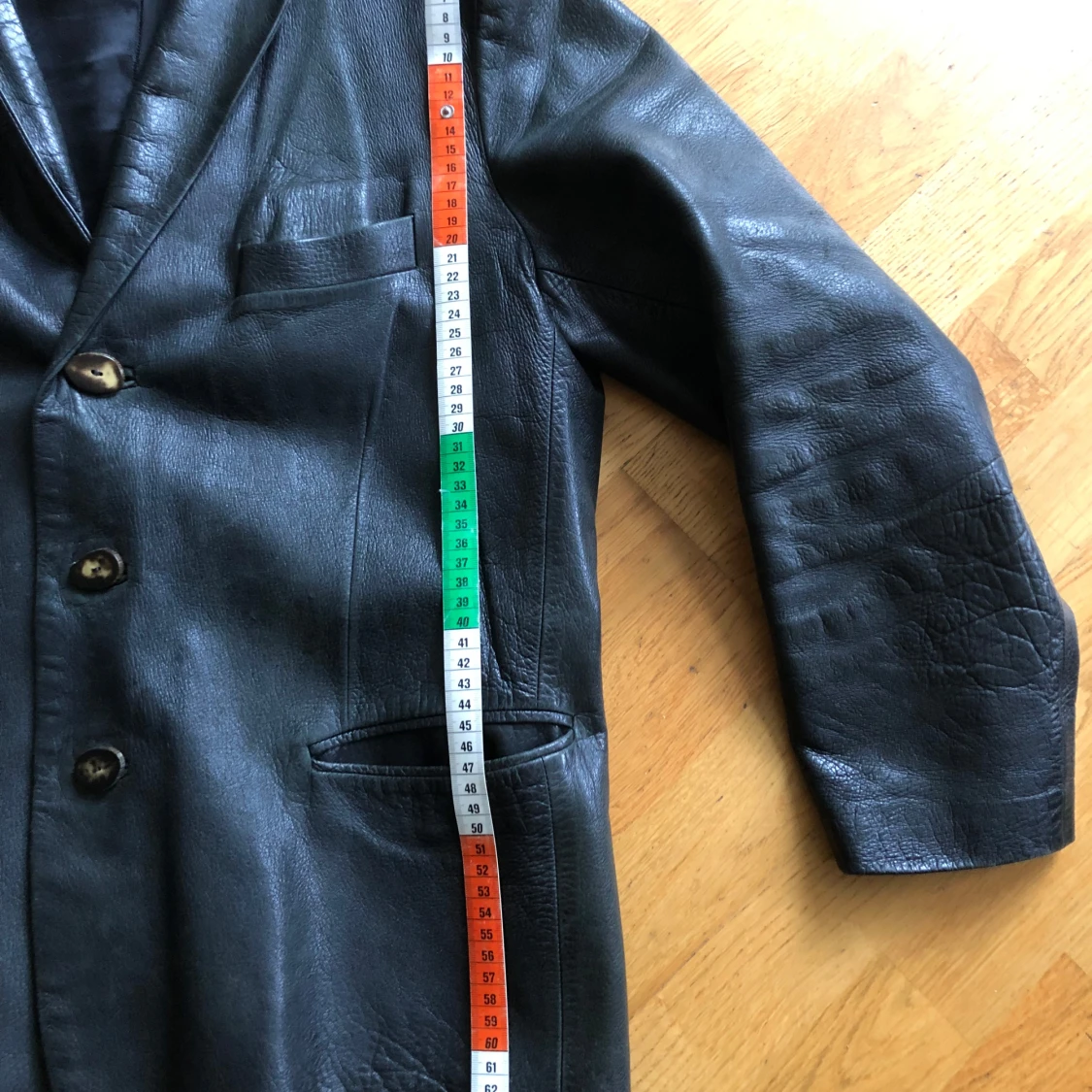 Svart skinnkavaj med knappar - 3