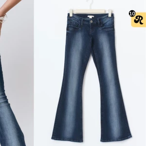Blå bootcut jeans med slitningar - Snygga blå bootcut från Gina tricot som är helt slut sålda  , låg midja och utsvängda ben.  Använd 1 gågn säljer då dem är lite stora i midjan för mig 💕💕