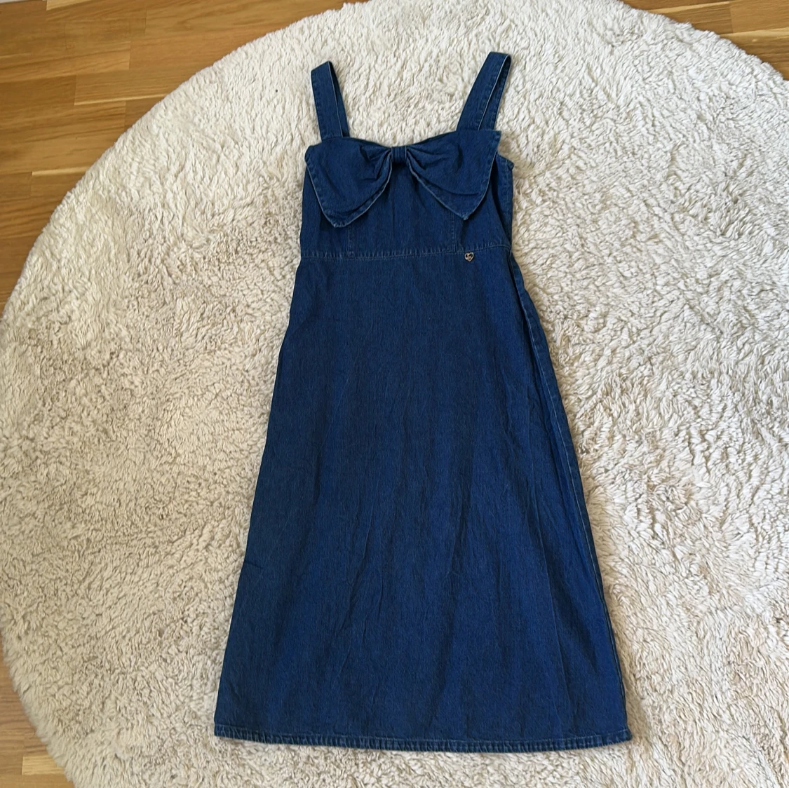 Blå jeansklänning med rosett - 2