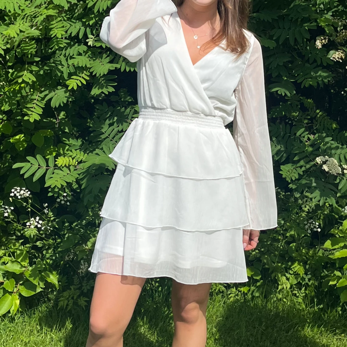 Vit omlottklänning med volanger