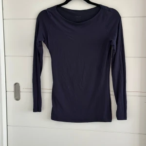 Intimissimi tröja  - En basic mörkblå långärmad topp från Intimissimi i mjuk bomull. Modellen är figurnära med rund halsringning och enkla sömmar. Sällan använd.