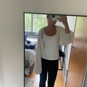 Vit bolero! - Säljer nu denna jättefina vita bolero från gina! Så fin och i bra skick!💗💗