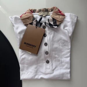 Burberry polo tröja för tjejer.  - Den är helt ny men har bara legat i garderoben ihopvikt ett bra tag. Storlek S.