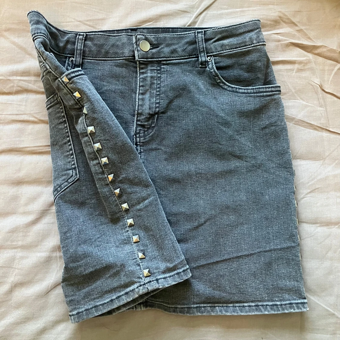 Grå jeanskjol med nitar - 2