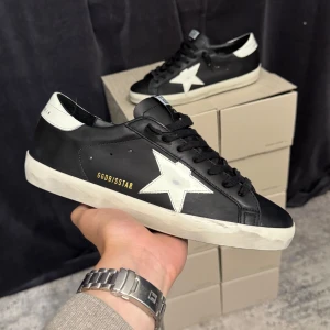 Golden goose skor - Sprillans nya golden goose skor i storlek 39, 40, 41, 42 och 45. Alla paren är helt nya med box, dustbag och äkthetsintyg. 14 dagar returrätt och klarna - köp nu betala senare erbjuds på hemsidan - Manercloset.com