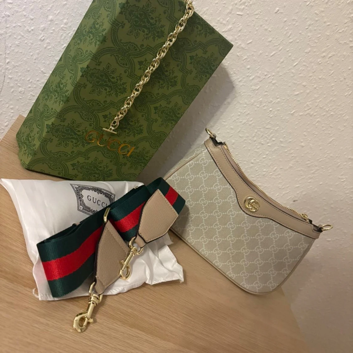 Beige axelväska från Gucci med GG-mönster