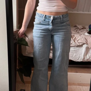 Ljusblåa wide jeans med hög midja - Säljer ett par ljusblå jeans med låg midja. 