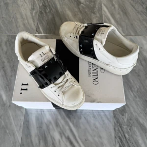 Valentino Rockstud skor  - Valentino Rockstud - Skick: Jättefint skick - Storlek 35, passar 35,5 - Tillbehör orginal boxen i bild - Nypris: 6000kr - TrendWardrobe