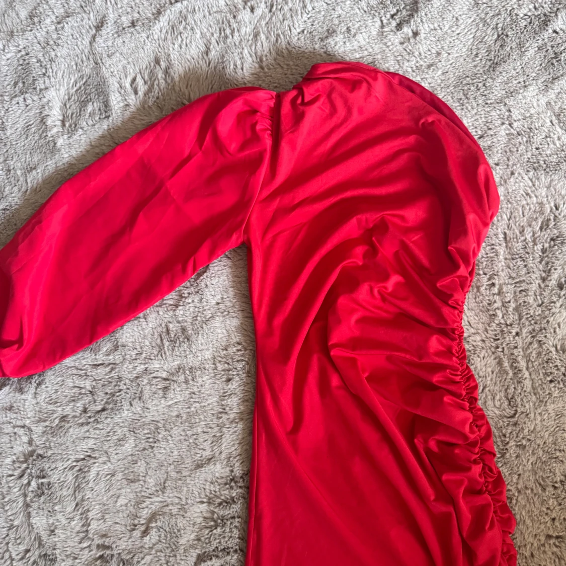 Röd långärmad klänning med rynk - 1