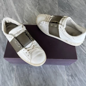 Valentino Open skor  - Valentino Open - Skick: Fint skick - Tillbehör: Valentino kort - Nypris: 6000kr - TrendWardrobe