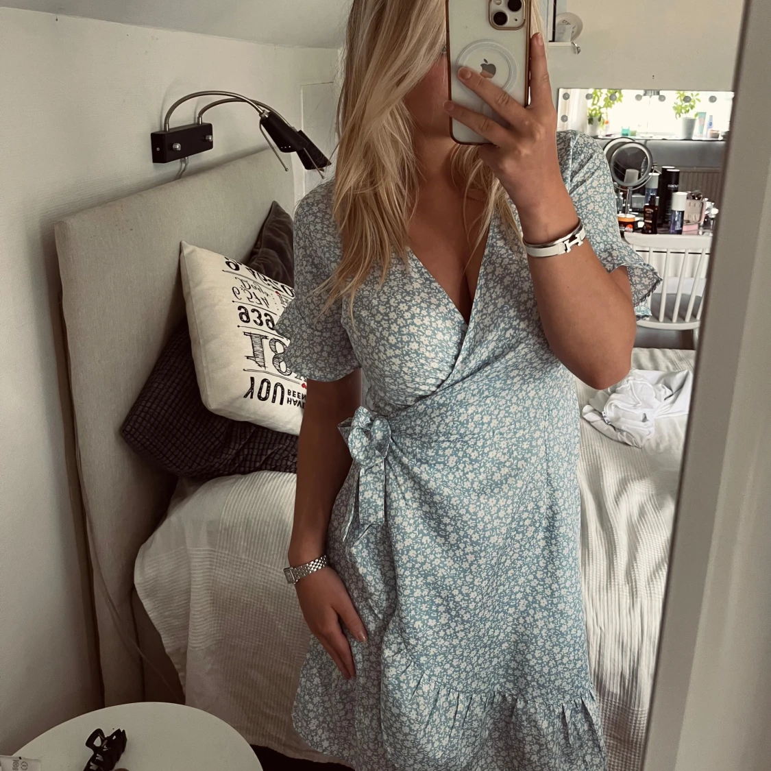 Blå blommig omlottklänning med volang