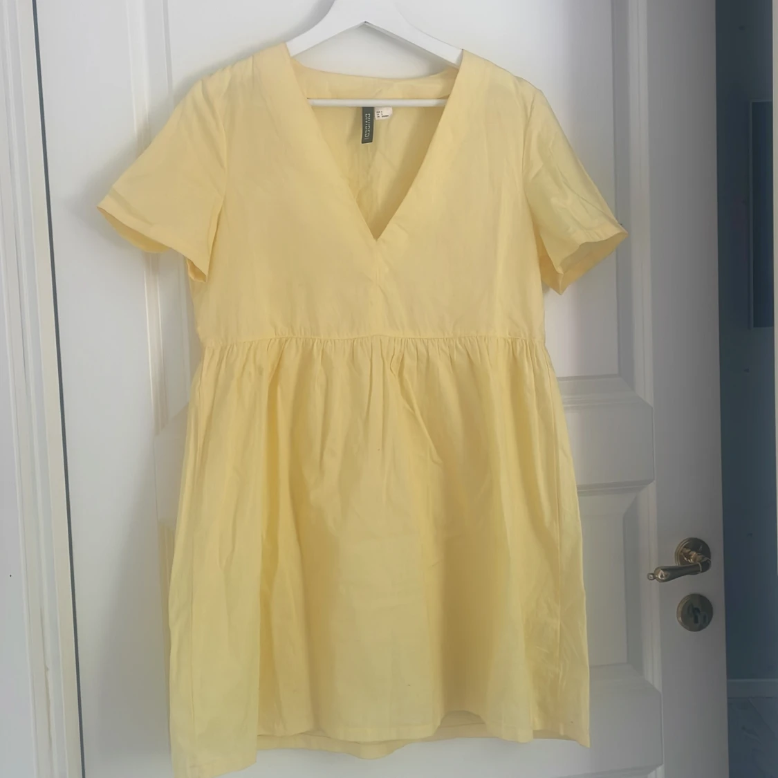 Gul kortklänning med v-ringning H&M
