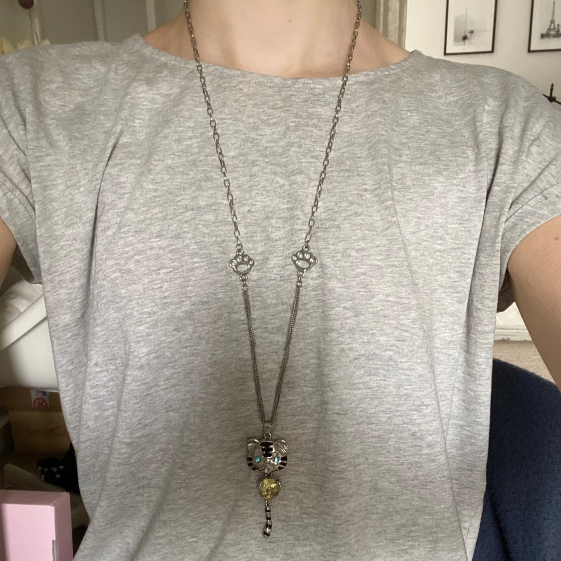 Silverfärgat halsband med tigerhänge - 2