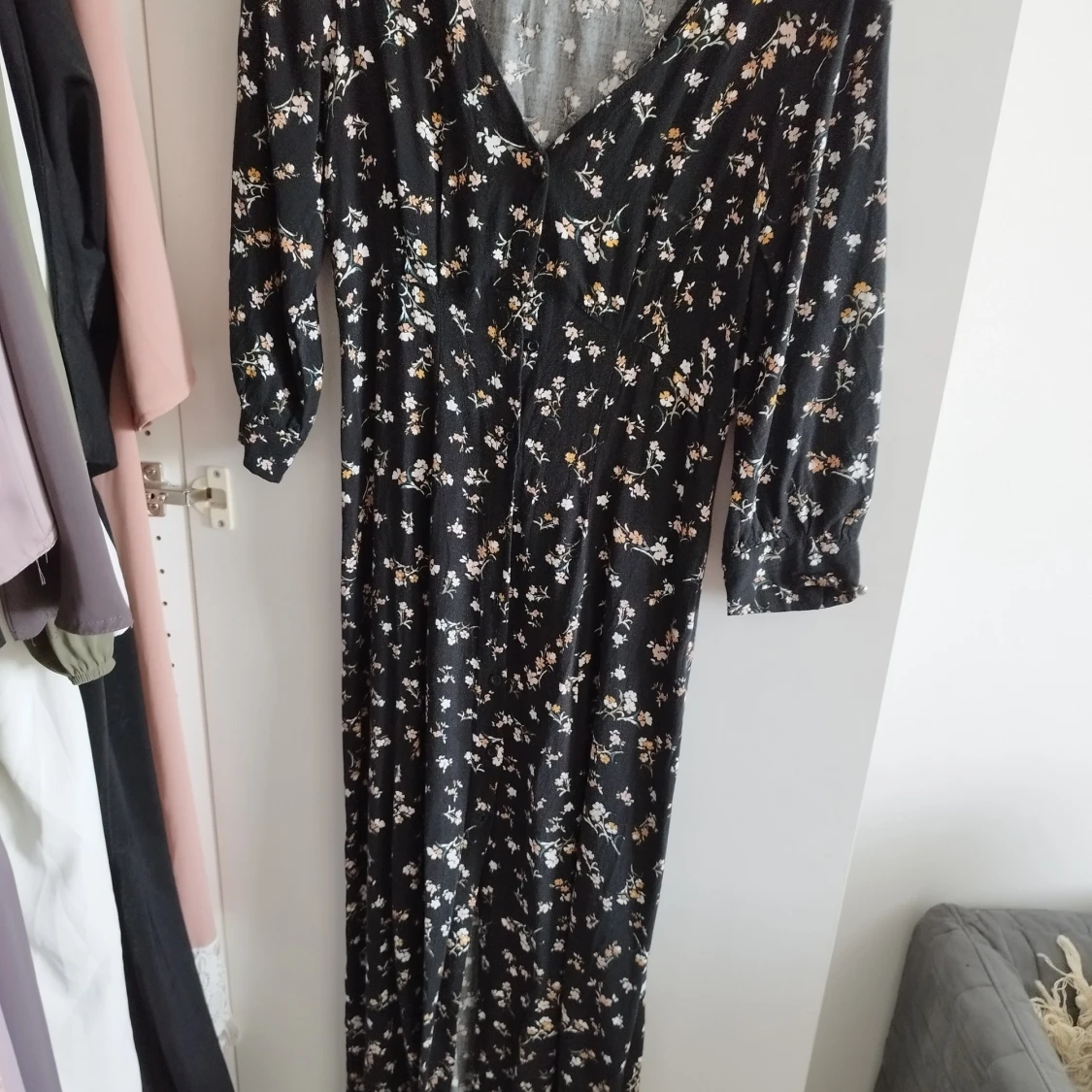 Svart blommig långklänning med v-ringning