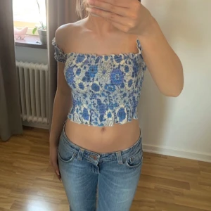 somrig offshoulder topp - Supersöt croppad topp med offshoulder och volangkant. Perfekt till sommaren. Om fler bilder önskas eller vid frågor kontakta mig💋