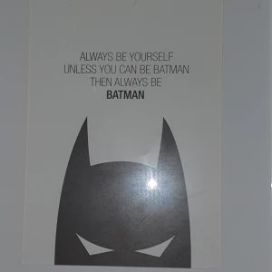 Always Be Yourself Unless You Can Be Batman - En bok med ett inspirerande och humoristiskt Batman-citat på omslaget. Perfekt för dig som älskar superhjältar och vill ha något coolt och motiverande i bokhyllan. Minimalistisk design med Batmans ikoniska mask.
