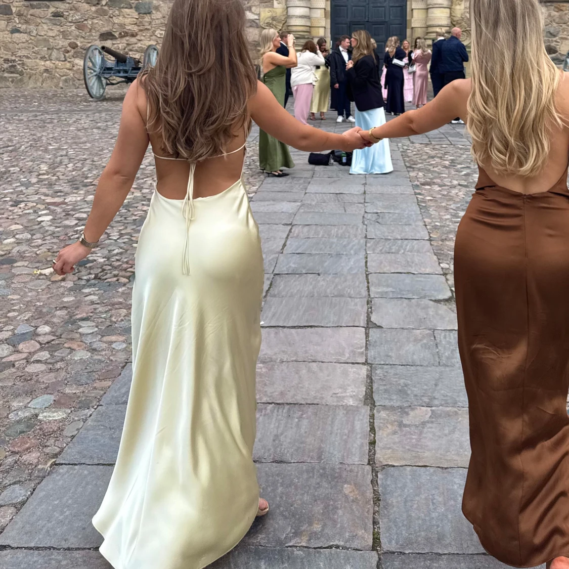 Ljus långklänning i satin med öppen rygg - 2