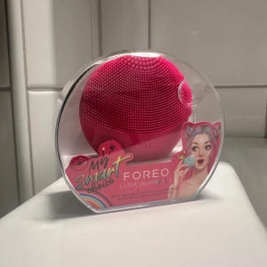 FOREO LUNA play smart 2  - Den intelligenta rengöringsborsten FOREO LUNA™ Play Smart 2 är det smarta valet för din hy. Borsten analyserar först din hy på djupet och skräddarsyr sedan en rengöringsrutin efter dina behov. Aldrig använd, endast öppnat förpackningen för bilderna