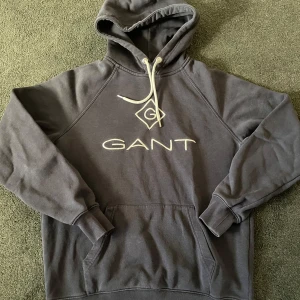 Gant hoodie,M - Hej, jag säljer en mörk blå gant hoodie som passar med många plagg. Den passar jättebra på mig som är M och är jätteskön. Om du har någon fundering är det bara att skriva👌