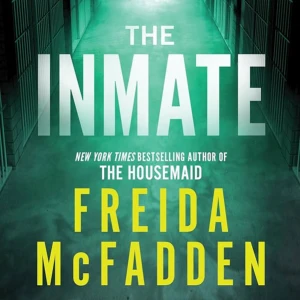 The Inmate - En spännande bok av Freida McFadden, känd för sina nervkittlande berättelser. Omslaget visar en fängelsekorridor, vilket ger en känsla av mystik och spänning. Perfekt för dig som gillar thrillers och oväntade vändningar.