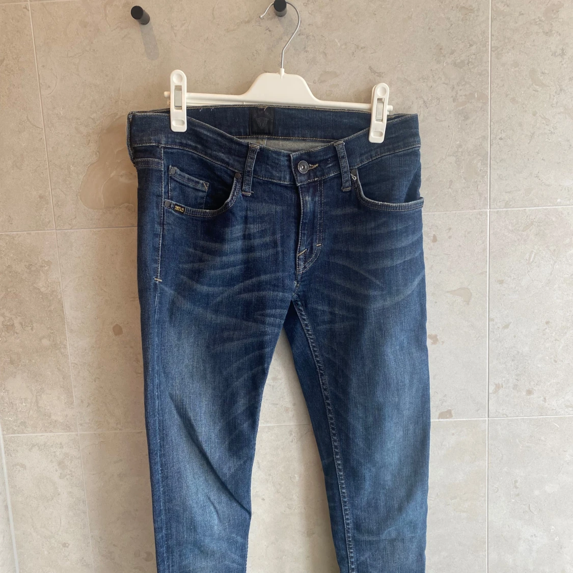 Mörkblå jeans med slim fit