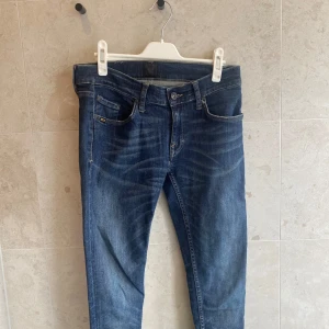 Mörkblå jeans med slim fit - Snygga mörkblå jeans från tiger of sweden storlek 29/32 fickorna är små på denna modell 